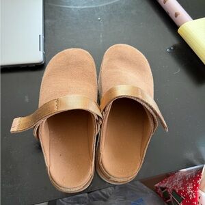 UGG Women’s  in Chestnut Tan